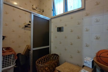 Casa de condomínio à venda com 316m², 5 quartos e 2 vagas Casa de condomínio à venda com 316m², 5 quartos e 2 vagasBanheiro de serviço