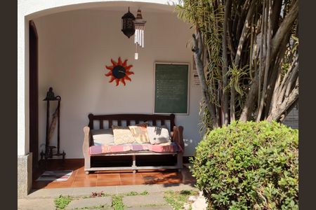 Casa de condomínio à venda com 316m², 5 quartos e 2 vagas Casa de condomínio à venda com 316m², 5 quartos e 2 vagasÁrea Externa