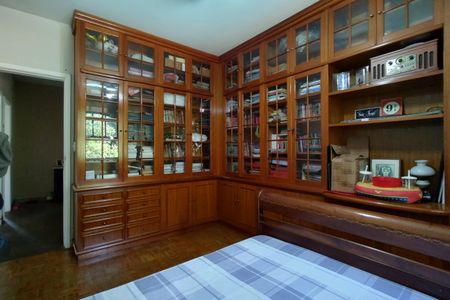 Casa de condomínio à venda com 316m², 5 quartos e 2 vagas Casa de condomínio à venda com 316m², 5 quartos e 2 vagasQuarto 2