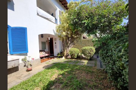 Casa de condomínio à venda com 316m², 5 quartos e 2 vagas Casa de condomínio à venda com 316m², 5 quartos e 2 vagasQuintal Frente