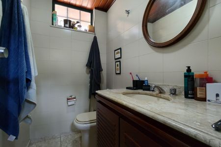 Casa de condomínio à venda com 316m², 5 quartos e 2 vagas Casa de condomínio à venda com 316m², 5 quartos e 2 vagasBanheiro da Suíte 5