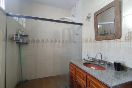 Casa de condomínio à venda com 316m², 5 quartos e 2 vagas Casa de condomínio à venda com 316m², 5 quartos e 2 vagasBanheiro Social