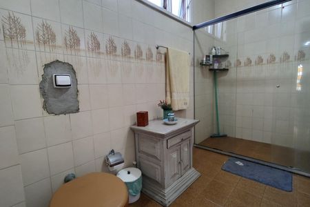 Casa de condomínio à venda com 316m², 5 quartos e 2 vagas Casa de condomínio à venda com 316m², 5 quartos e 2 vagasBanheiro Social