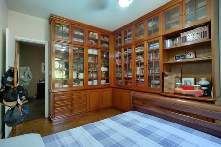 Casa de condomínio à venda com 316m², 5 quartos e 2 vagas Casa de condomínio à venda com 316m², 5 quartos e 2 vagasQuarto 2