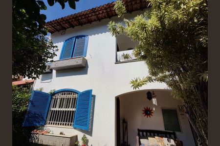 Casa de condomínio à venda com 316m², 5 quartos e 2 vagas Casa de condomínio à venda com 316m², 5 quartos e 2 vagasFachada