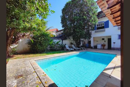 Casa de condomínio à venda com 316m², 5 quartos e 2 vagas Casa de condomínio à venda com 316m², 5 quartos e 2 vagasPiscina