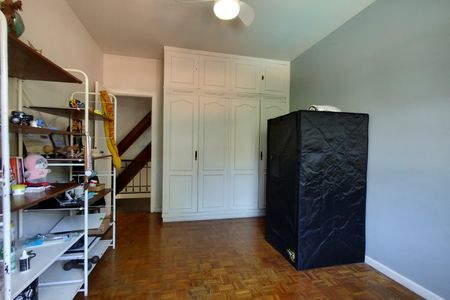 Casa de condomínio à venda com 316m², 5 quartos e 2 vagas Casa de condomínio à venda com 316m², 5 quartos e 2 vagasQuarto 1