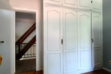 Casa de condomínio à venda com 316m², 5 quartos e 2 vagas Casa de condomínio à venda com 316m², 5 quartos e 2 vagasQuarto 1