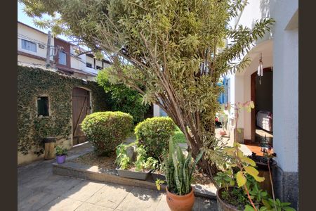 Casa de condomínio à venda com 316m², 5 quartos e 2 vagas Casa de condomínio à venda com 316m², 5 quartos e 2 vagasÁrea Externa