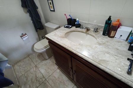 Casa de condomínio à venda com 316m², 5 quartos e 2 vagas Casa de condomínio à venda com 316m², 5 quartos e 2 vagasBanheiro da Suíte 5