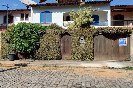 Casa de condomínio à venda com 316m², 5 quartos e 2 vagas Casa de condomínio à venda com 316m², 5 quartos e 2 vagasFachada Frente