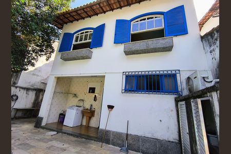 Casa de condomínio à venda com 316m², 5 quartos e 2 vagas Casa de condomínio à venda com 316m², 5 quartos e 2 vagasFachada