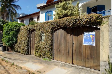 Casa de condomínio à venda com 316m², 5 quartos e 2 vagas Casa de condomínio à venda com 316m², 5 quartos e 2 vagasFachada