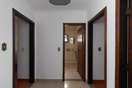Casa para alugar com 300m², 4 quartos e 4 vagasEscada
