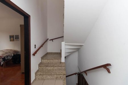 Casa para alugar com 300m², 4 quartos e 4 vagasEscada