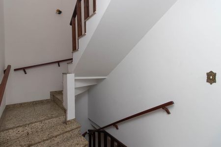 Casa para alugar com 300m², 4 quartos e 4 vagasEscada