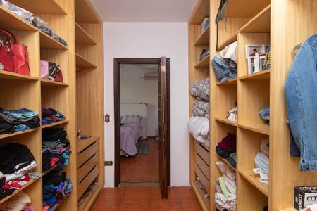 Casa para alugar com 300m², 4 quartos e 4 vagasCloset da suíte 1