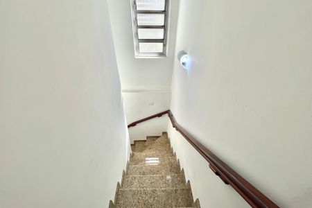 Casa à venda com 112m², 3 quartos e 2 vagasEscada