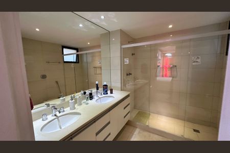 Apartamento à venda com 326m², 5 quartos e 3 vagas Apartamento à venda com 326m², 5 quartos e 3 vagasBanheiro da Suíte 2