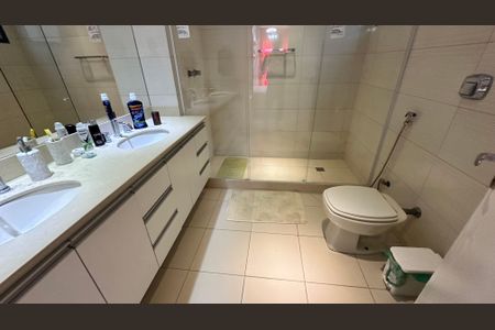 Apartamento à venda com 326m², 5 quartos e 3 vagas Apartamento à venda com 326m², 5 quartos e 3 vagasBanheiro da Suíte 2