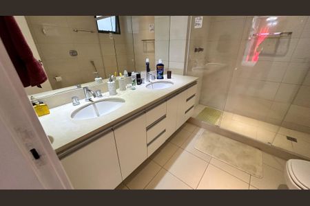 Apartamento à venda com 326m², 5 quartos e 3 vagas Apartamento à venda com 326m², 5 quartos e 3 vagasBanheiro da Suíte 2
