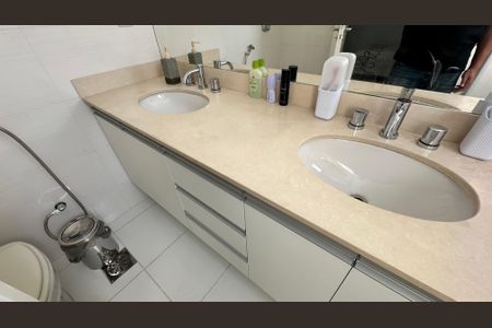 Apartamento à venda com 326m², 5 quartos e 3 vagas Apartamento à venda com 326m², 5 quartos e 3 vagasBanheiro da Suíte 1