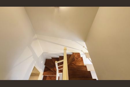 Casa de condomínio à venda com 89m², 3 quartos e 2 vagas Casa de condomínio à venda com 89m², 3 quartos e 2 vagasEscada