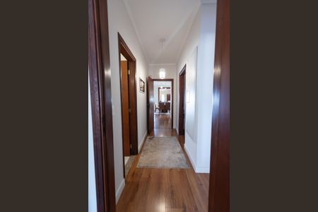 Casa à venda com 280m², 3 quartos e 3 vagasCorredor