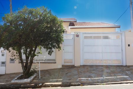 Casa à venda com 280m², 3 quartos e 3 vagasFachada