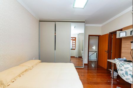 Casa à venda com 500m², 3 quartos e 4 vagasSuíte 2