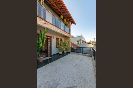 Casa à venda com 500m², 3 quartos e 4 vagasEntrada