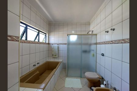 Casa à venda com 348m², 3 quartos e 5 vagas Casa à venda com 348m², 3 quartos e 5 vagasBanheiro da Suíte