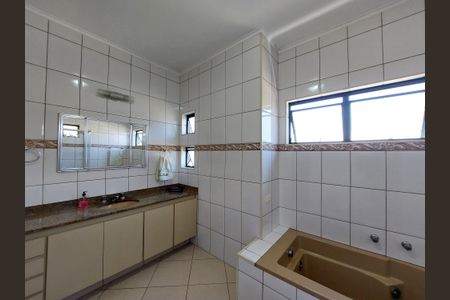 Casa à venda com 348m², 3 quartos e 5 vagas Casa à venda com 348m², 3 quartos e 5 vagasBanheiro da Suíte