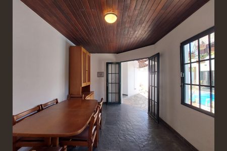 Casa à venda com 348m², 3 quartos e 5 vagas Casa à venda com 348m², 3 quartos e 5 vagasEdícula