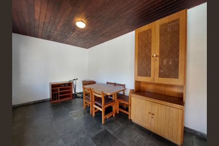 Casa à venda com 348m², 3 quartos e 5 vagas Casa à venda com 348m², 3 quartos e 5 vagasEdícula