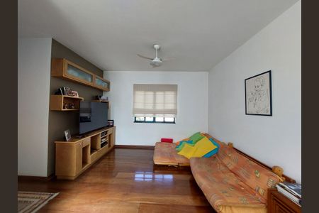 Casa à venda com 348m², 3 quartos e 5 vagas Casa à venda com 348m², 3 quartos e 5 vagasSala de TV