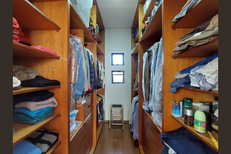 Casa à venda com 348m², 3 quartos e 5 vagas Casa à venda com 348m², 3 quartos e 5 vagasCloset da Suíte