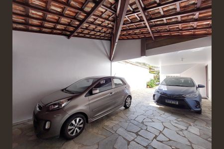 Casa à venda com 348m², 3 quartos e 5 vagas Casa à venda com 348m², 3 quartos e 5 vagasGaragem