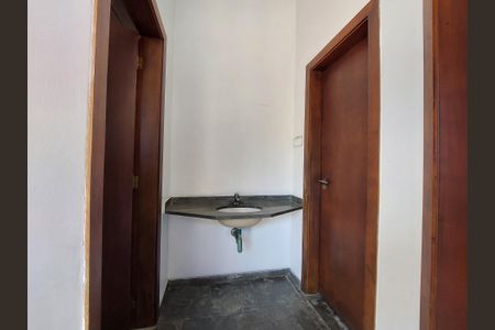 Casa à venda com 348m², 3 quartos e 5 vagas Casa à venda com 348m², 3 quartos e 5 vagasBanheiro da Área de Lazer