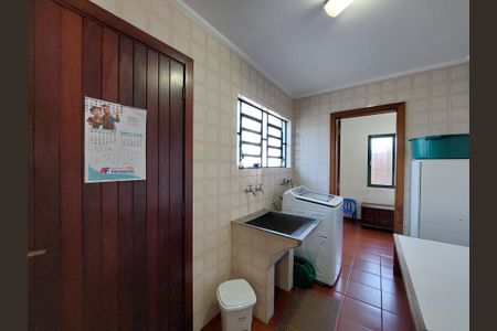 Casa à venda com 348m², 3 quartos e 5 vagas Casa à venda com 348m², 3 quartos e 5 vagasÁrea de Serviço