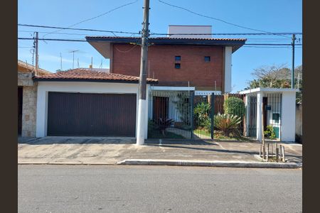 Casa à venda com 348m², 3 quartos e 5 vagas Casa à venda com 348m², 3 quartos e 5 vagasFachada