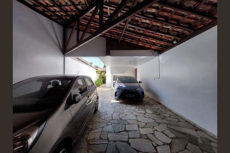 Casa à venda com 348m², 3 quartos e 5 vagas Casa à venda com 348m², 3 quartos e 5 vagasGaragem