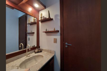 Casa à venda com 348m², 3 quartos e 5 vagas Casa à venda com 348m², 3 quartos e 5 vagasLavabo