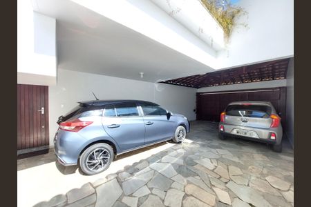 Casa à venda com 348m², 3 quartos e 5 vagas Casa à venda com 348m², 3 quartos e 5 vagasGaragem