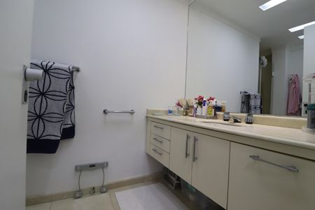 Apartamento à venda com 320m², 5 quartos e 4 vagasBanheiro Suíte 2