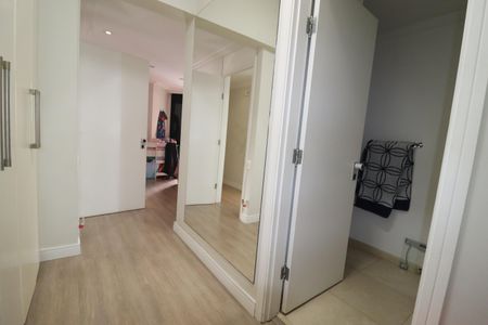 Apartamento à venda com 320m², 5 quartos e 4 vagasCloset Suíte 2