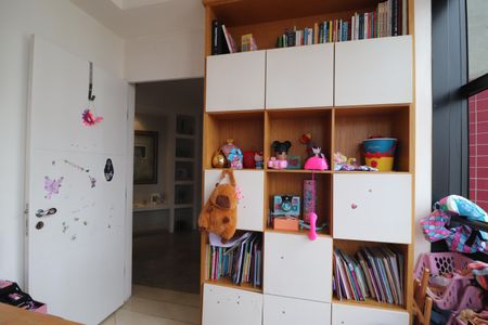 Apartamento à venda com 320m², 5 quartos e 4 vagasQuarto 