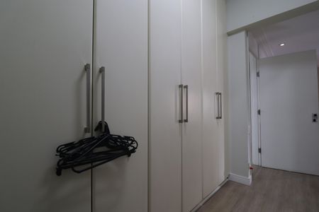 Apartamento à venda com 320m², 5 quartos e 4 vagasCloset Suíte 2