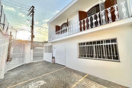 Casa à venda com 287m², 4 quartos e 8 vagas Casa à venda com 287m², 4 quartos e 8 vagasFachada