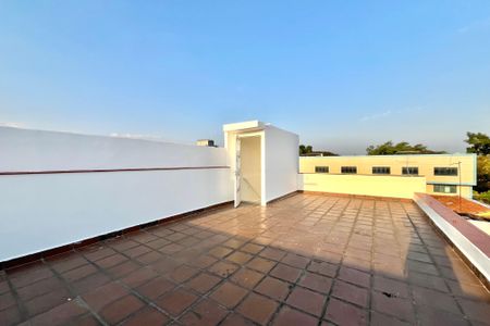 Casa à venda com 287m², 4 quartos e 8 vagas Casa à venda com 287m², 4 quartos e 8 vagasTerraço